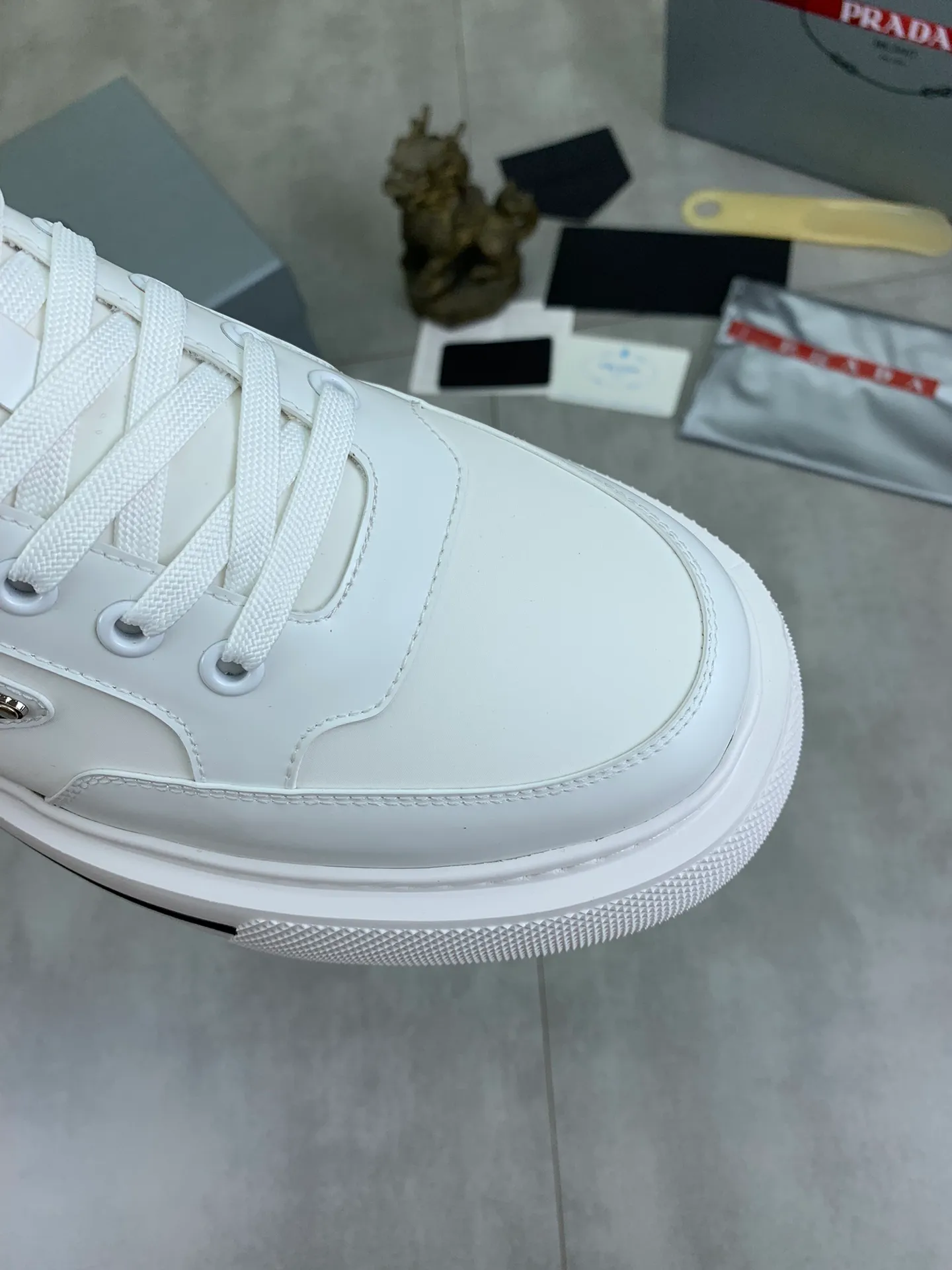 Men's shoes 💰P580 new (higher version) new models are available at PRADA counters simultaneously, new men's shoes, 😘 fabrics are selected from original calfskin. First layer of imported silk cowhide lining. The original version is awesome! 👍🏿Original open-molded non-slip PU outsole, with exquisite lines, simple and elegant, super comfortable and classy on foot, suitable for leisure travel. Code number: 38 to 44 (45 customized) 4️⃣ colors available